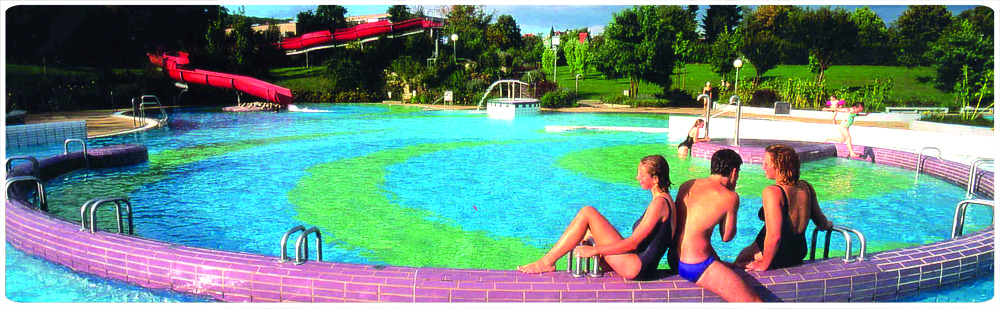 Bild Freibad Friedrichsdorf -  Erlebnisbecken mit Wasserrutschbahn