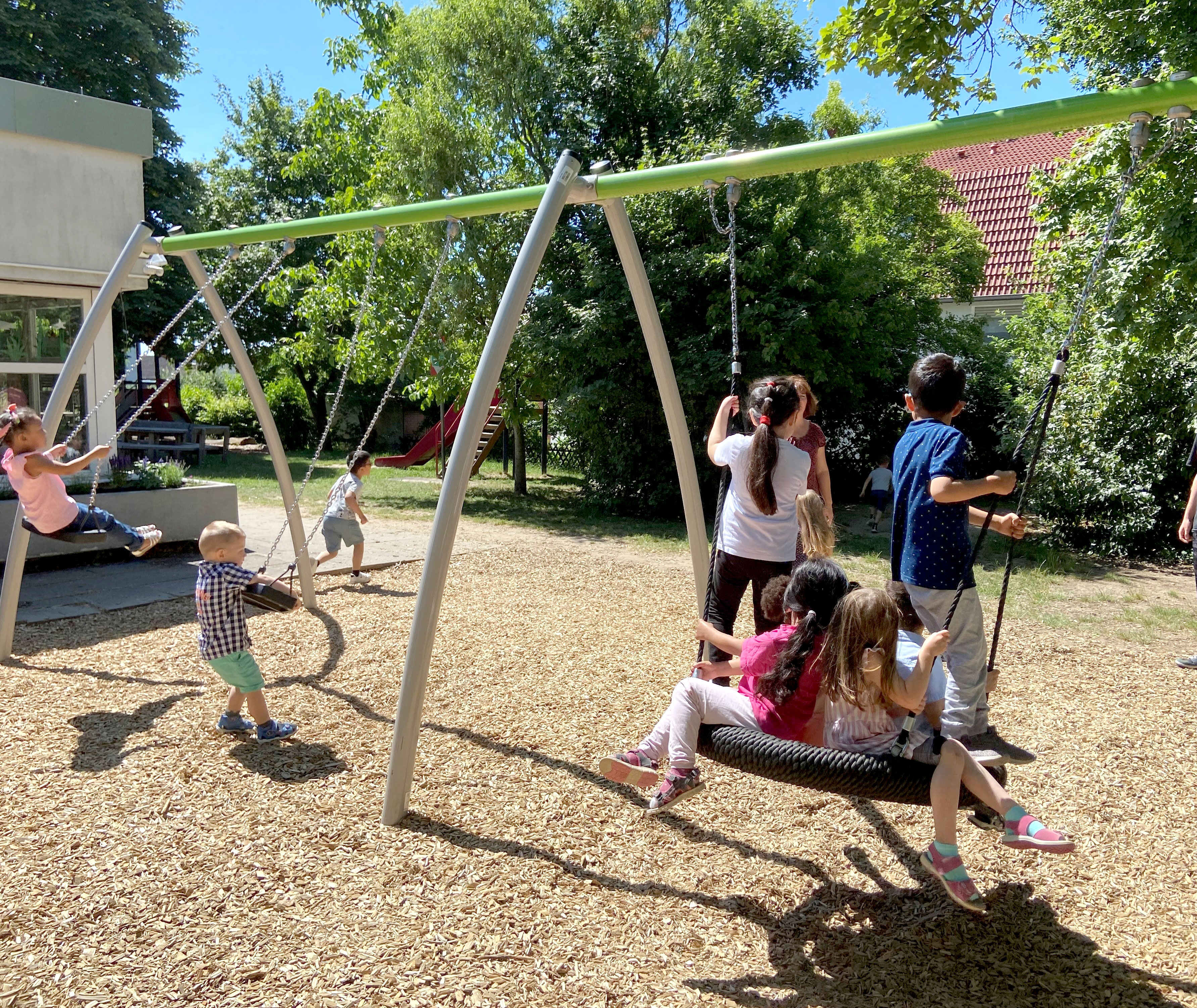 Kinder im Außenbereich der Kita Weltenkinder